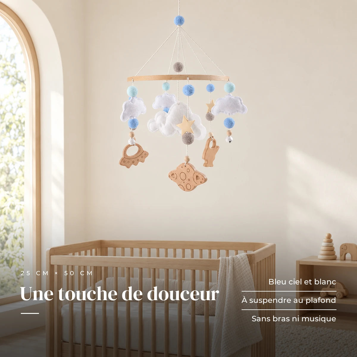 Mobile Bébé Système Solaire en bois dans une chambre de bébé lumineuse, au-dessus du berceau. Une touche de douceur : bleu ciel et blanc, à suspendre au plafond, sans bras ni musique