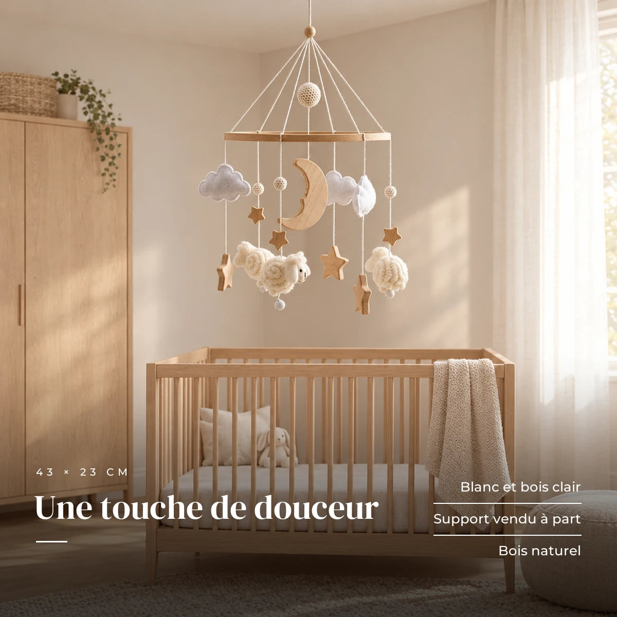 Mobile en Bois Moutons Blancs dans une chambre de bébé lumineuse, au-dessus du berceau. Une touche de douceur : blanc et bois clair, support vendu à part, bois naturel