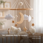 Détail des suspensions du mobile en bois Moutons blancs. Des moutons dans les nuages : moutons blancs, lune et étoiles en bois, perles crochetées