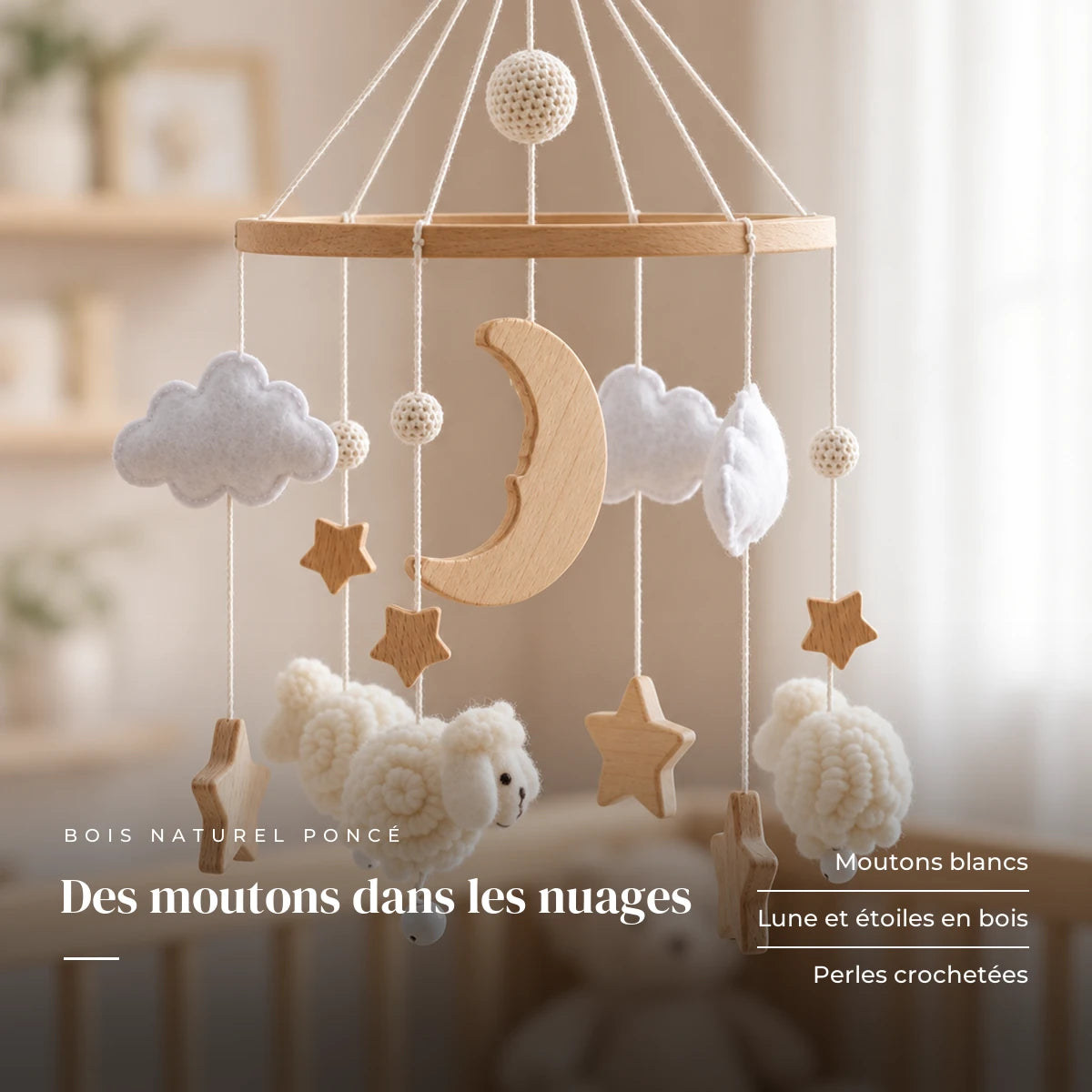 Détail des suspensions du mobile en bois Moutons blancs. Des moutons dans les nuages : moutons blancs, lune et étoiles en bois, perles crochetées