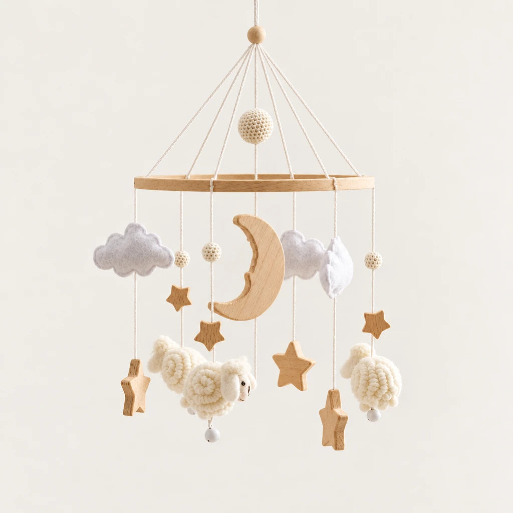 Mobile en Bois Moutons Blancs sur fond clair, vue d’ensemble des suspensions