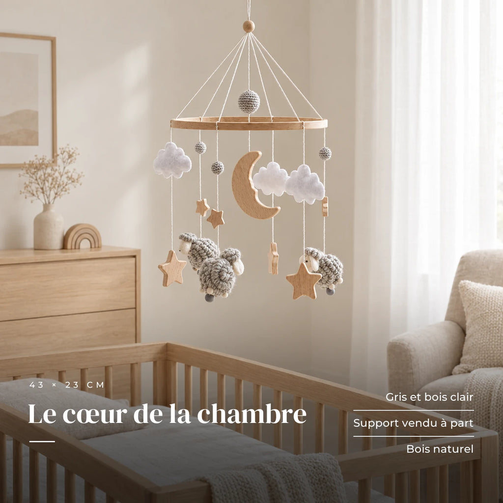 Mobile en Bois Moutons Gris dans une chambre de bébé lumineuse, au-dessus du berceau. Le cœur de la chambre : gris et bois clair, support vendu à part, bois naturel