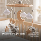 Détail des suspensions du mobile en bois Moutons gris. Des moutons gris perle : moutons gris, lune et étoiles en bois, perles crochetées