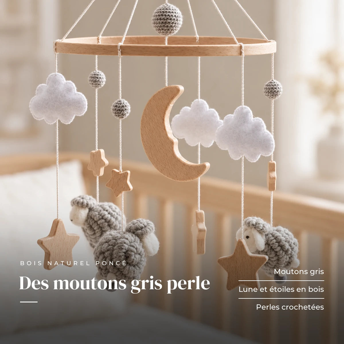 Détail des suspensions du mobile en bois Moutons gris. Des moutons gris perle : moutons gris, lune et étoiles en bois, perles crochetées