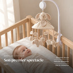 Bébé allongé dans son lit qui regarde le mobile musical Lapins avec bras au-dessus de lui. Son premier spectacle : rotation douce, mélodie apaisante, dès la naissance