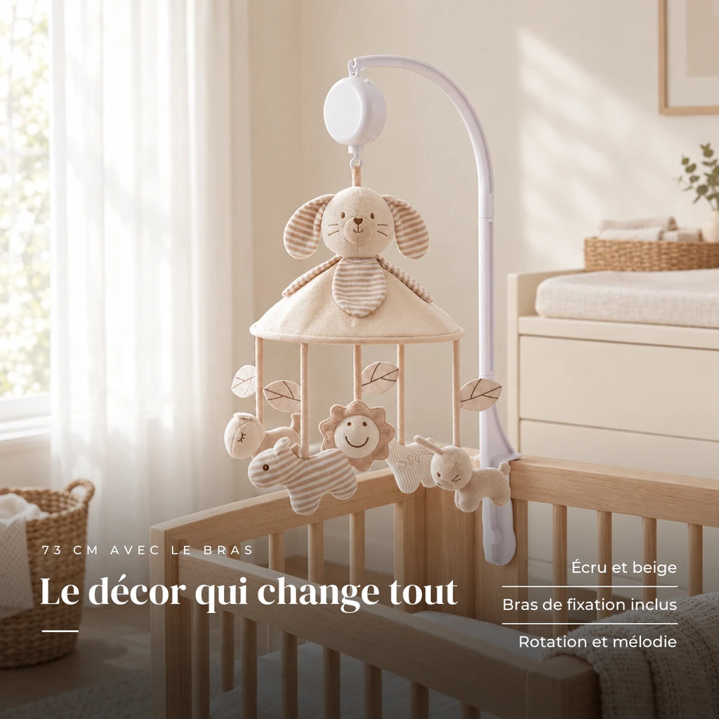 Mobile Musical Lapins avec Bras dans une chambre de bébé lumineuse, au-dessus du berceau. Le décor qui change tout : écru et beige, bras de fixation inclus, rotation et mélodie