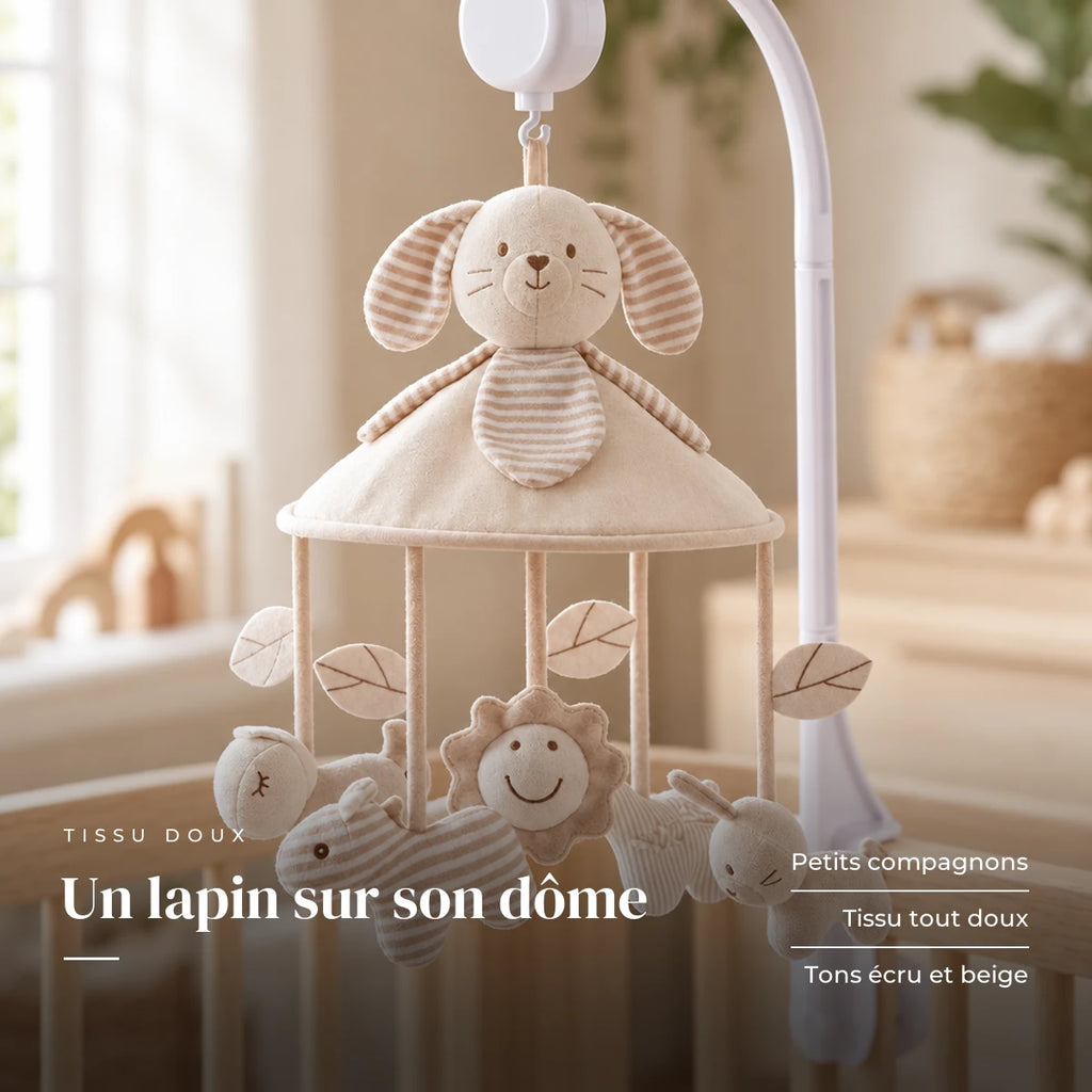 Détail des suspensions du mobile musical Lapins avec bras. Un lapin sur son dôme : petits compagnons, tissu tout doux, tons écru et beige