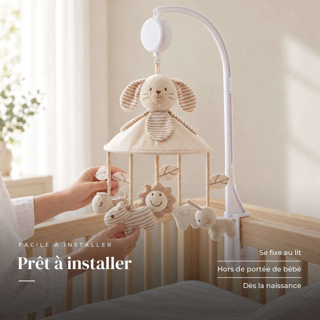 Un parent ajuste une suspension du mobile musical Lapins avec bras au-dessus du lit. Prêt à installer : se fixe au lit, hors de portée de bébé, dès la naissance