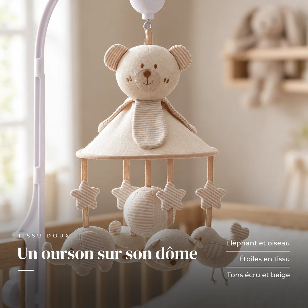 Détail des suspensions du mobile musical Nounours avec bras. Un ourson sur son dôme : éléphant et oiseau, étoiles en tissu, tons écru et beige