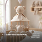 Détail des suspensions du mobile musical Nounours avec bras. Un ourson sur son dôme : éléphant et oiseau, étoiles en tissu, tons écru et beige