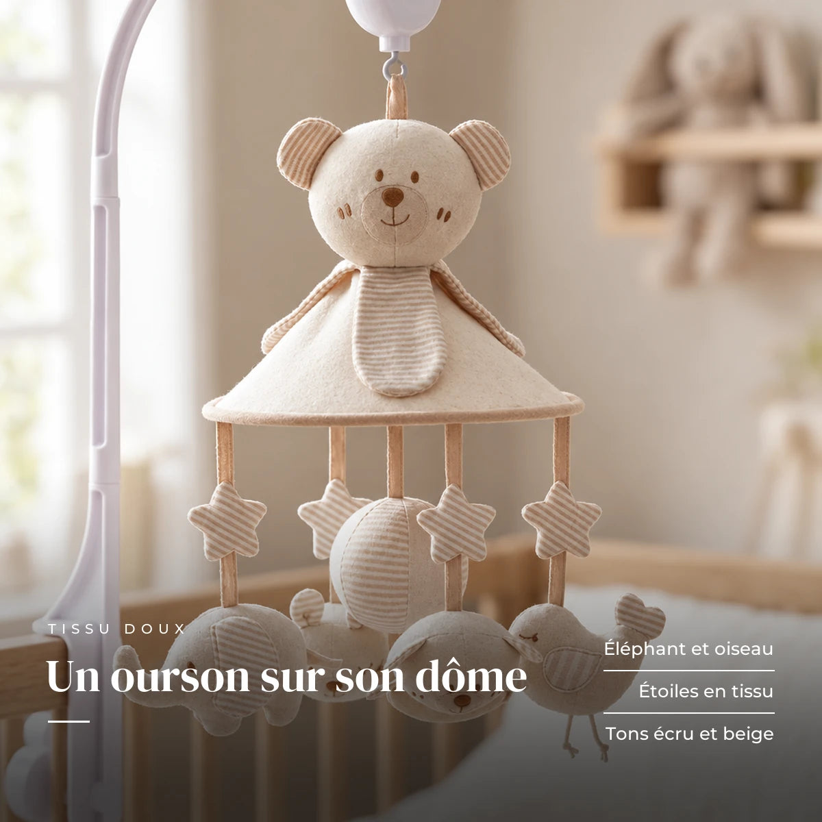 Détail des suspensions du mobile musical Nounours avec bras. Un ourson sur son dôme : éléphant et oiseau, étoiles en tissu, tons écru et beige