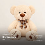 Ours en peluche bouclé traditionnel avec nœud rétro beige sur fond crème, en studio. Il se transmet : pelage bouclé, style rétro, finitions soignées