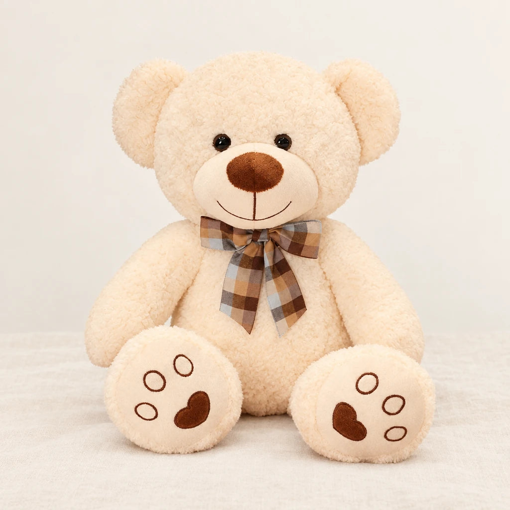 Ours en peluche bouclé traditionnel avec nœud rétro beige sur fond crème, en studio