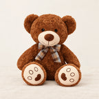 Ours en peluche bouclé traditionnel avec nœud rétro bronze sur fond crème, en studio