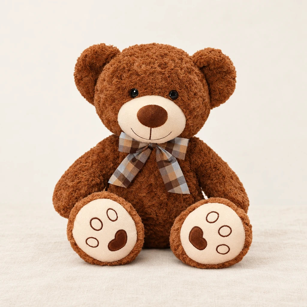 Ours en peluche bouclé traditionnel avec nœud rétro bronze sur fond crème, en studio