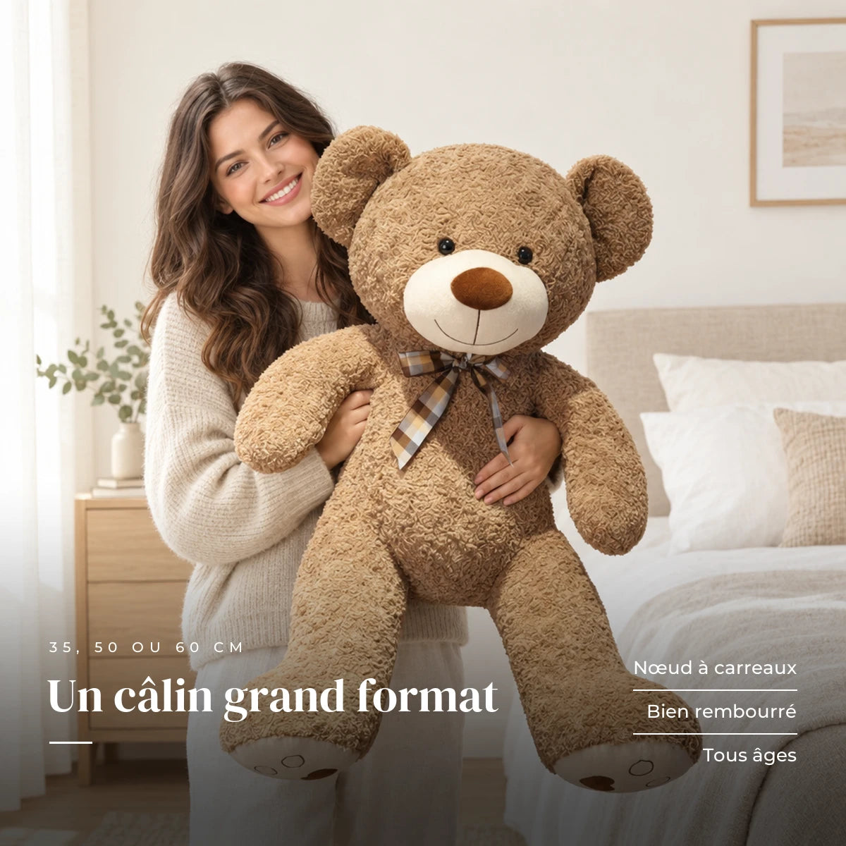 Ours en peluche bouclé traditionnel avec nœud rétro dans les bras d’un adulte. Un câlin grand format : nœud à carreaux, bien rembourré, tous âges