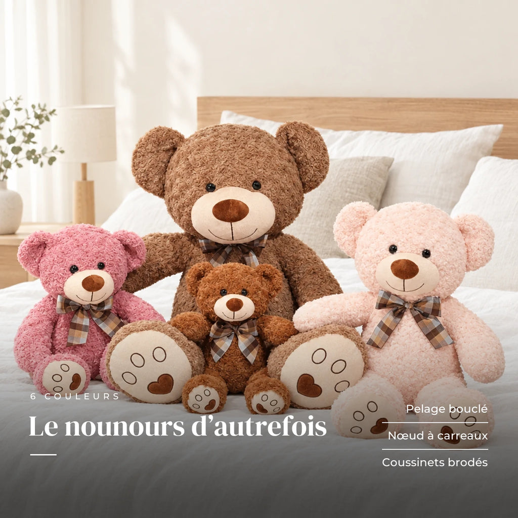 Ours en peluche bouclé traditionnel avec nœud rétro posé sur un lit en lin blanc. Le nounours d’autrefois : pelage bouclé, nœud à carreaux, coussinets brodés
