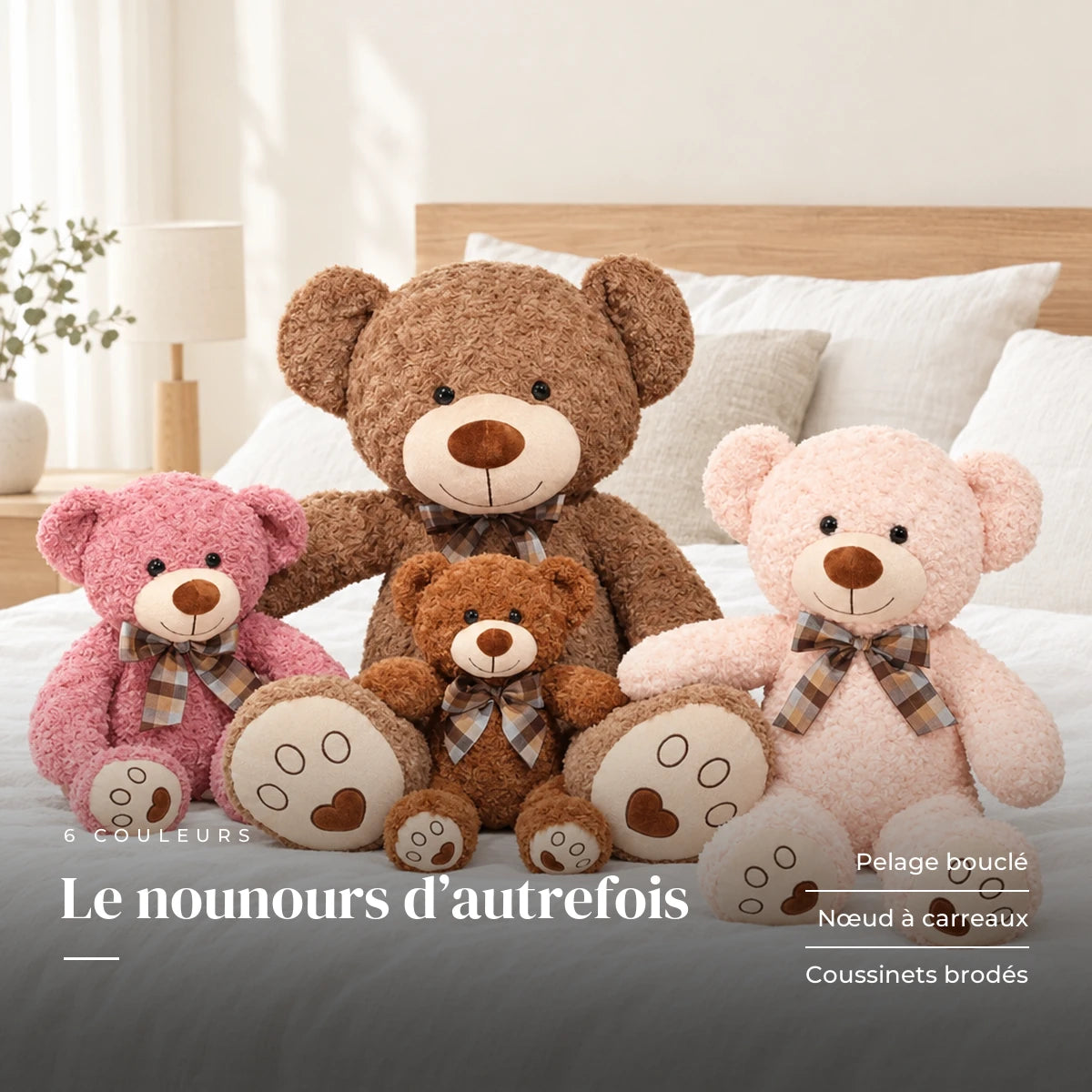Ours en peluche bouclé traditionnel avec nœud rétro posé sur un lit en lin blanc. Le nounours d’autrefois : pelage bouclé, nœud à carreaux, coussinets brodés