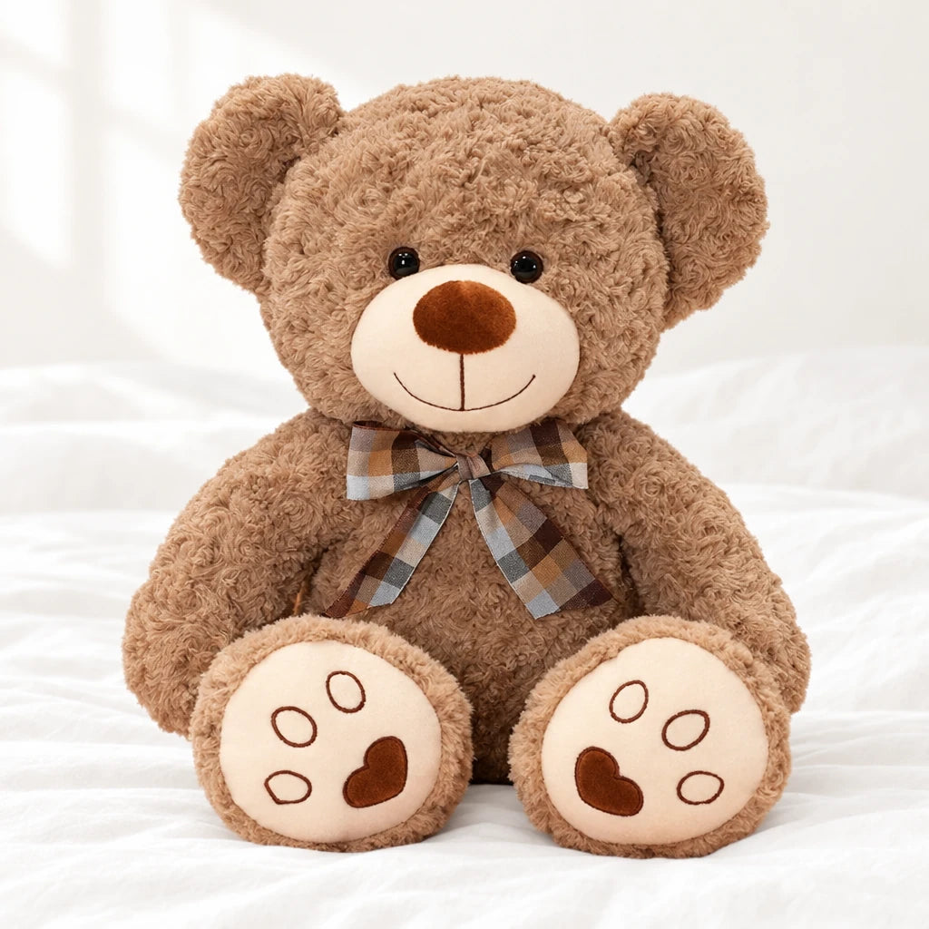 Ours en peluche bouclé traditionnel avec nœud rétro posé sur un lit blanc, en pleine lumière