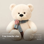 Ours en peluche géant brun avec son écharpe blanc sur fond crème, en studio. Une touche chic : texture ultra-douce, rembourrage coton PP, dès 3 ans