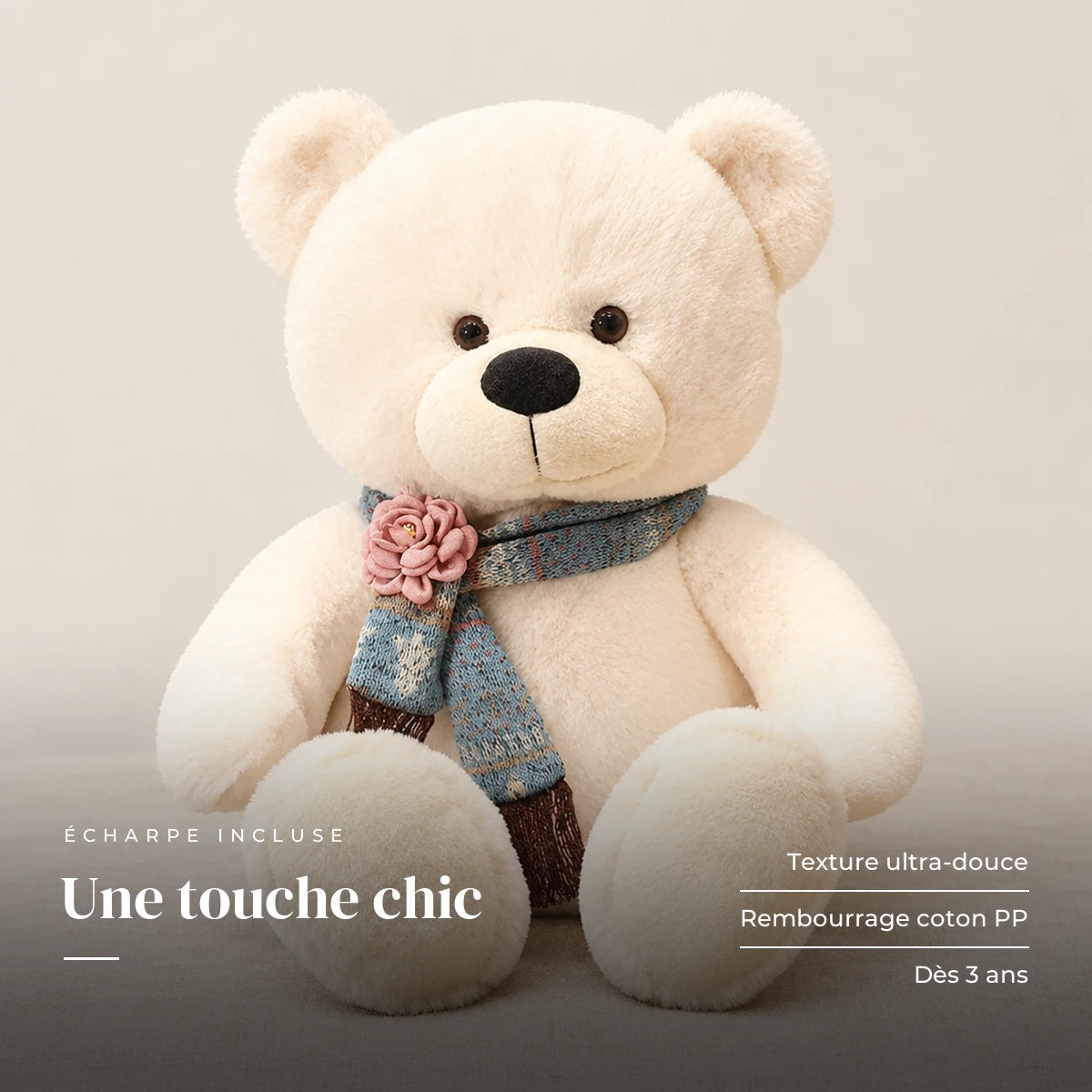 Ours en peluche géant brun avec son écharpe blanc sur fond crème, en studio. Une touche chic : texture ultra-douce, rembourrage coton PP, dès 3 ans