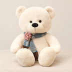 Ours en peluche géant brun avec son écharpe blanc sur fond crème, en studio
