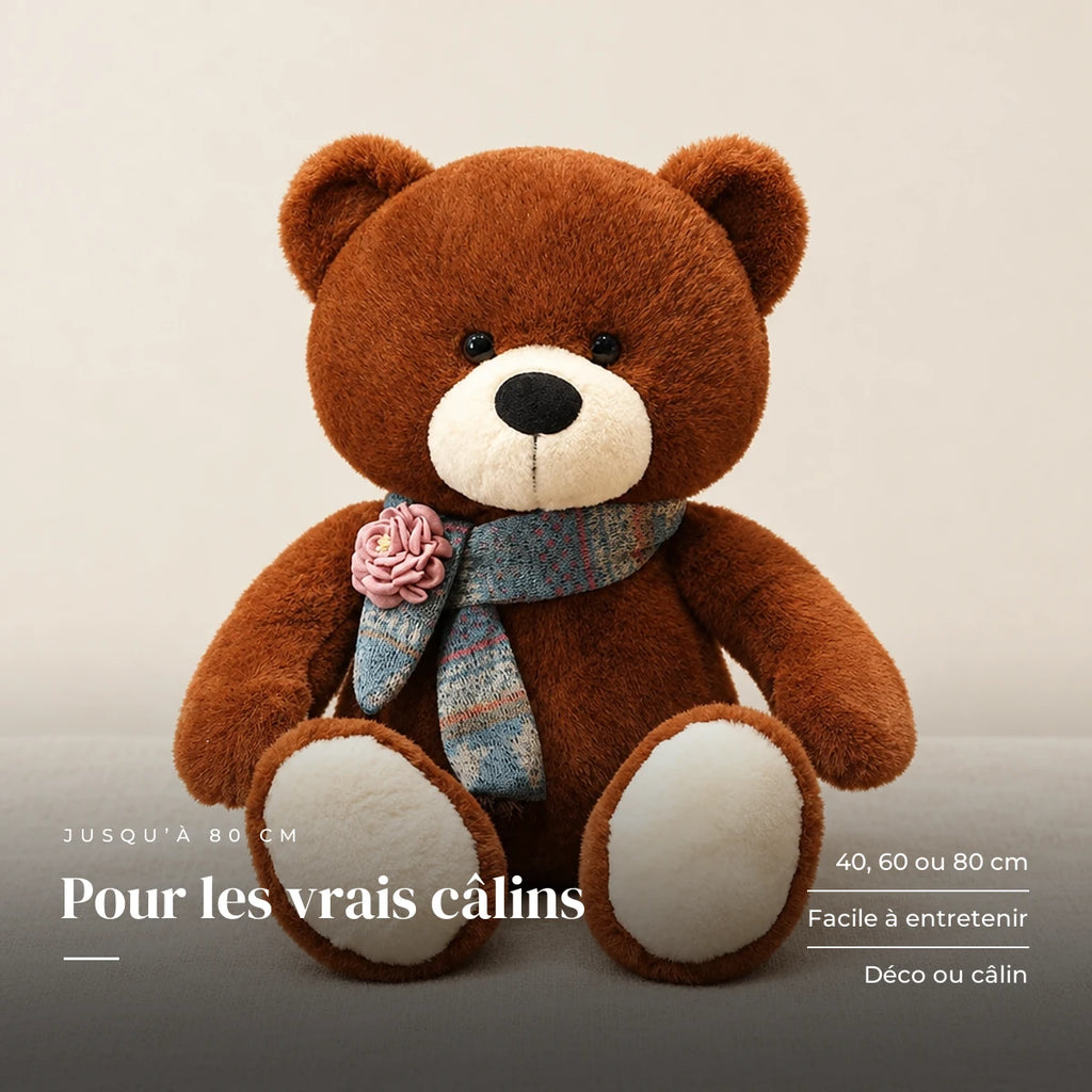 Ours en peluche géant brun avec son écharpe marron foncé sur fond crème, en studio. Pour les vrais câlins : 40, 60 ou 80 cm, facile à entretenir, déco ou câlin