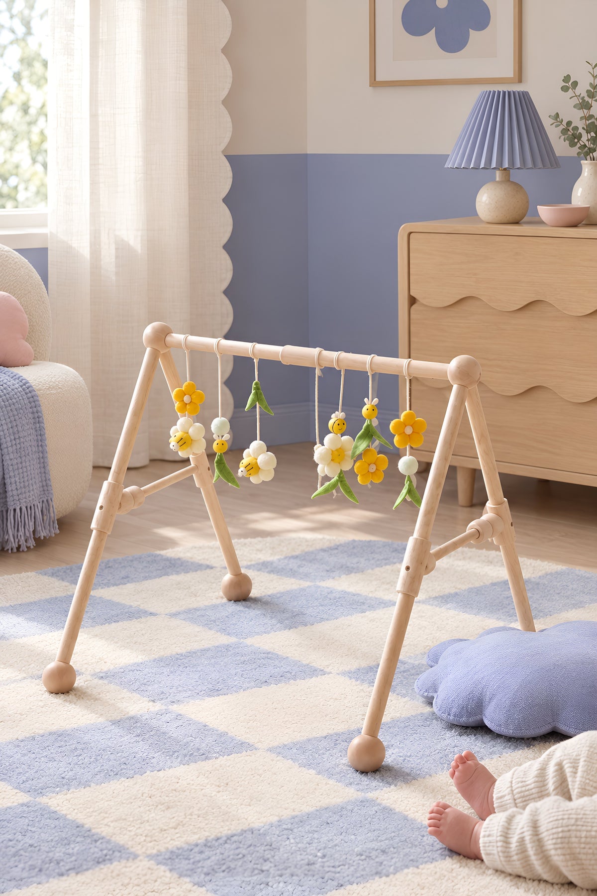 Arche d'éveil en bois sur un tapis à damier dans une chambre de bébé