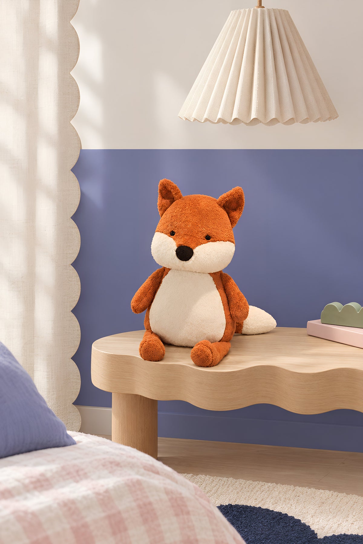 Peluche renard assise sur un banc en bois