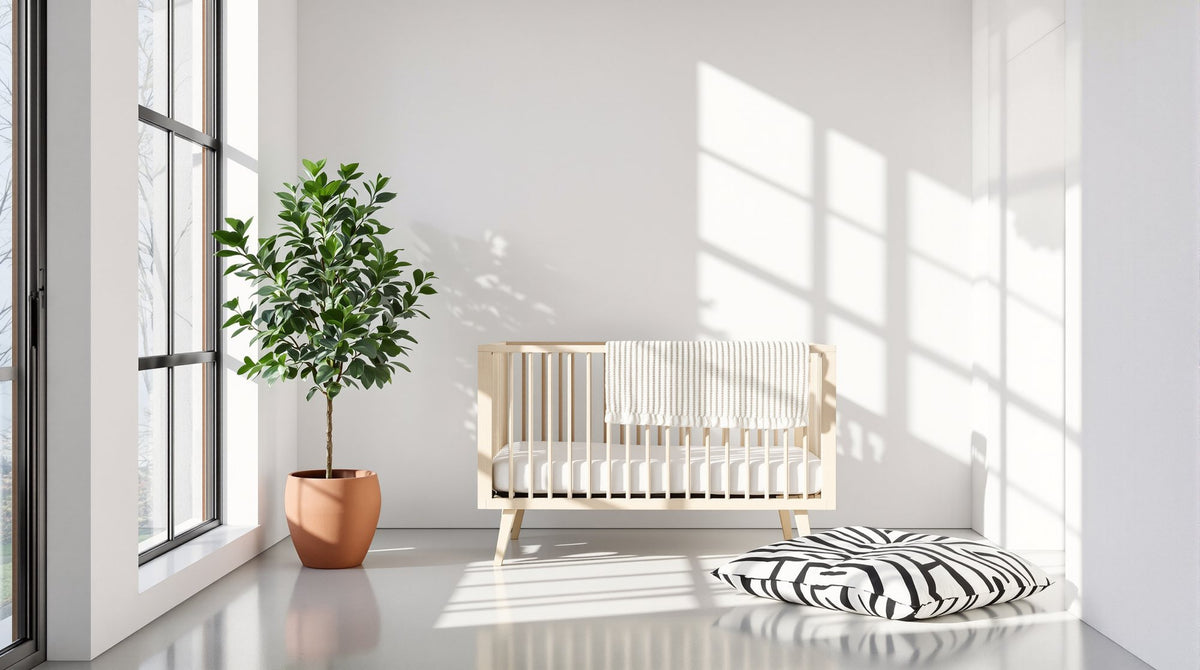 Chambre de bébé vide baignée de lumière