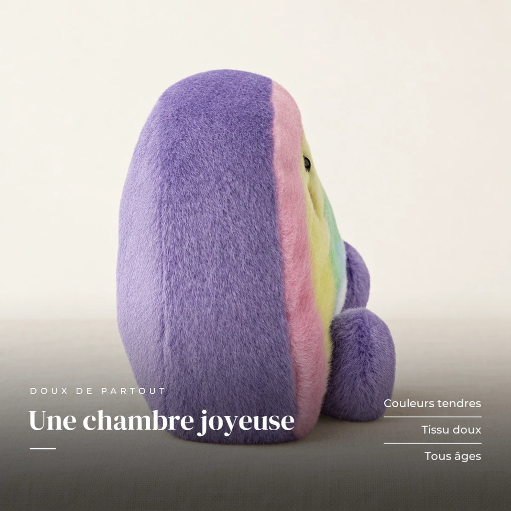 Peluche arc-en-ciel mignon multicolore sur fond crème, en studio. Une chambre joyeuse : couleurs tendres, tissu doux, tous âges