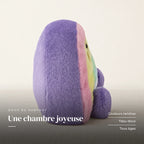 Peluche arc-en-ciel mignon multicolore sur fond crème, en studio. Une chambre joyeuse : couleurs tendres, tissu doux, tous âges