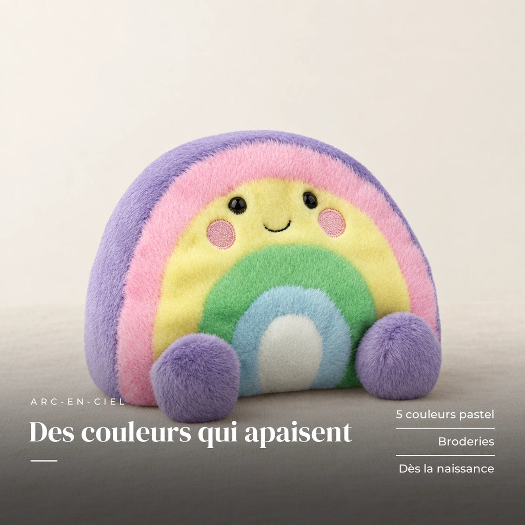 Peluche arc-en-ciel mignon multicolore sur fond crème, en studio. Des couleurs qui apaisent : 5 couleurs pastel, broderies, dès la naissance