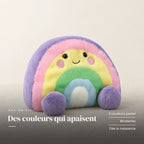 Peluche arc-en-ciel mignon multicolore sur fond crème, en studio. Des couleurs qui apaisent : 5 couleurs pastel, broderies, dès la naissance