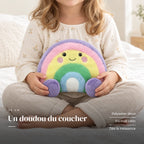 Peluche arc-en-ciel mignon multicolore tenue par un enfant pour montrer sa taille réelle. Un doudou du coucher : polyester doux, format câlin, dès la naissance