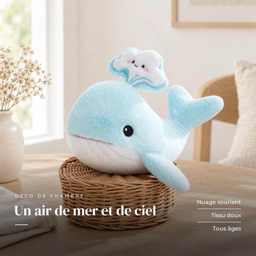 Peluche baleine bleue adorable toute douce mise en situation dans une pièce lumineuse. Un air de mer et de ciel : nuage souriant, tissu doux, tous âges