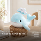 Peluche baleine bleue adorable toute douce mise en situation dans une pièce lumineuse. Un air de mer et de ciel : nuage souriant, tissu doux, tous âges