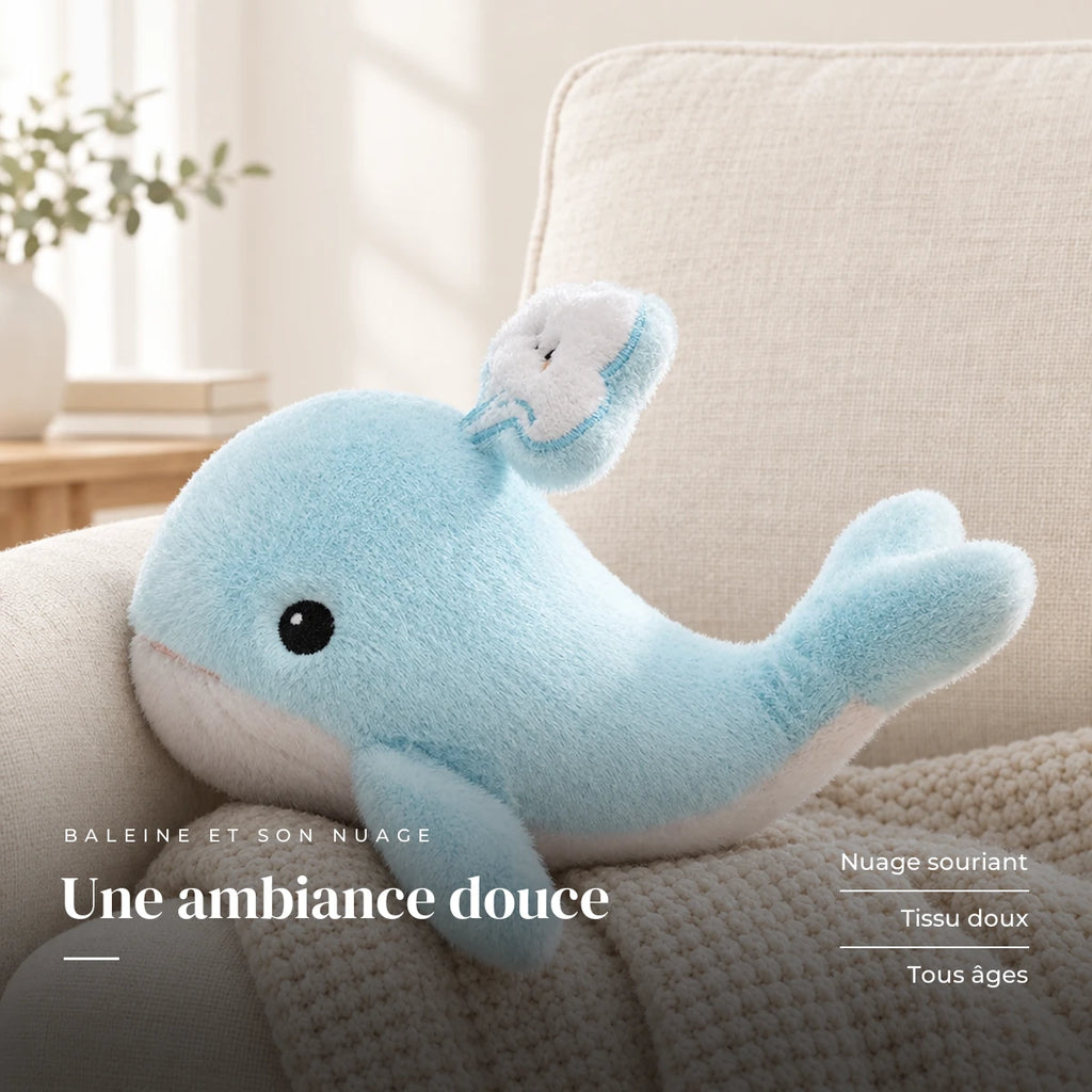 Peluche baleine bleue adorable toute douce installée sur un canapé en lin. Une ambiance douce : nuage souriant, tissu doux, tous âges