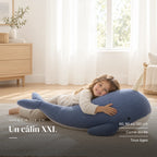 Peluche baleine magique géante avec un enfant dans une chambre lumineuse. Un câlin XXL : 60, 90 ou 120 cm, corne dorée, tous âges