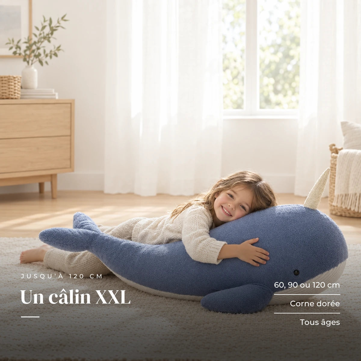 Peluche baleine magique géante avec un enfant dans une chambre lumineuse. Un câlin XXL : 60, 90 ou 120 cm, corne dorée, tous âges