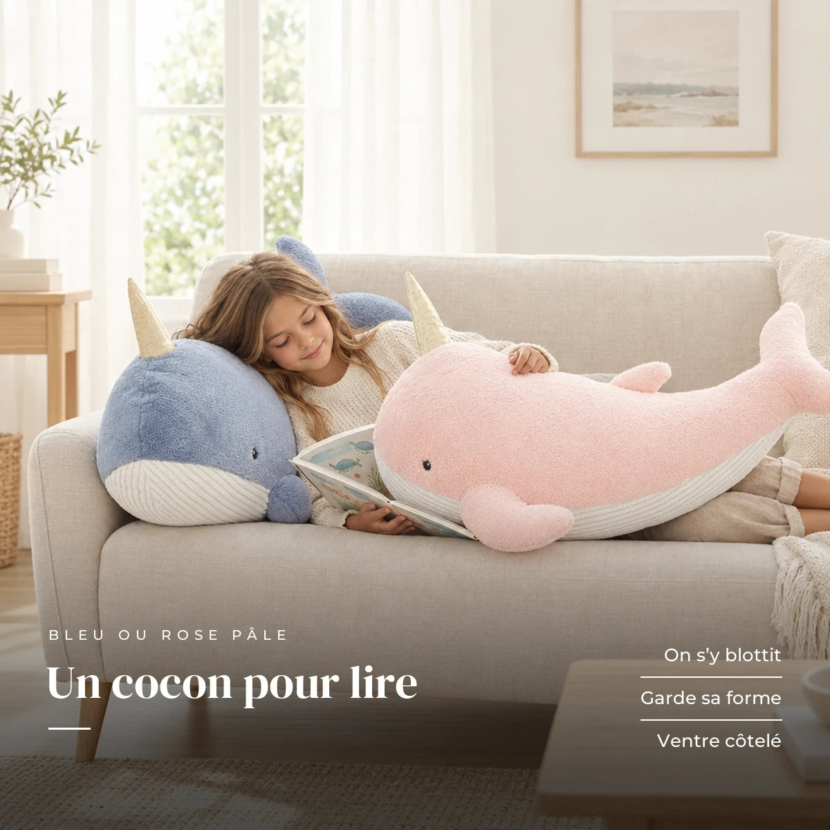 Peluche baleine magique géante avec un enfant dans une chambre lumineuse. Un cocon pour lire : on s’y blottit, garde sa forme, ventre côtelé
