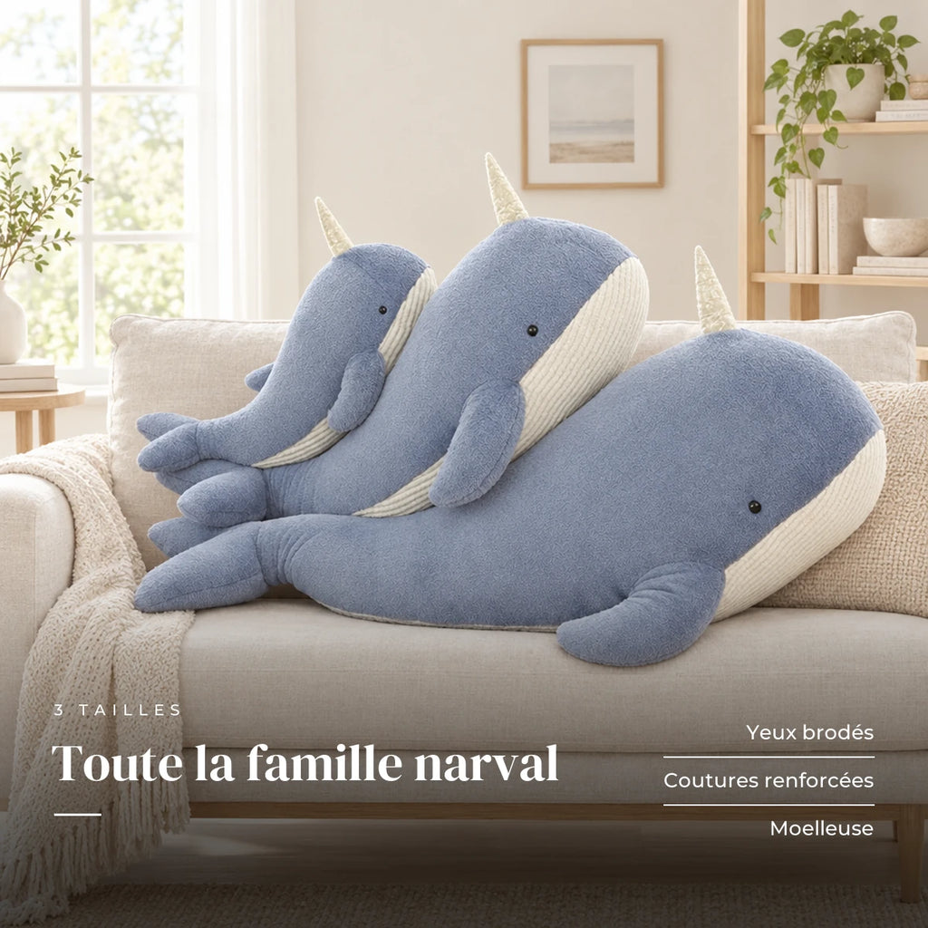 Peluche baleine magique géante installée sur un canapé en lin. Toute la famille narval : yeux brodés, coutures renforcées, moelleuse