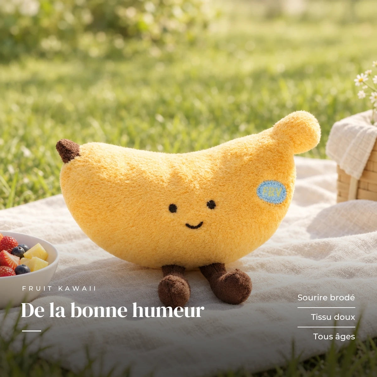 Peluche fruit kawaii banane joviale mise en situation dans une pièce lumineuse. De la bonne humeur : sourire brodé, tissu doux, tous âges