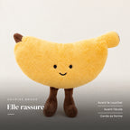 Peluche fruit kawaii banane joviale sur fond crème, en studio. Elle rassure : avant le coucher, avant l’école, garde sa forme