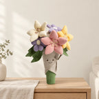 Peluche bouquet de fleurs multicolores kawaii posée sur une console en bois clair