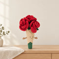 Peluche bouquet de roses rouges kawaii posée sur une console en bois clair
