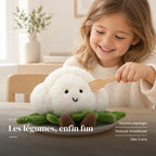 Peluche légume kawaii chou-fleur craquant dans une assiette sur une table en bois. Les légumes, enfin fun : sourire espiègle, texture moelleuse, dès 3 ans