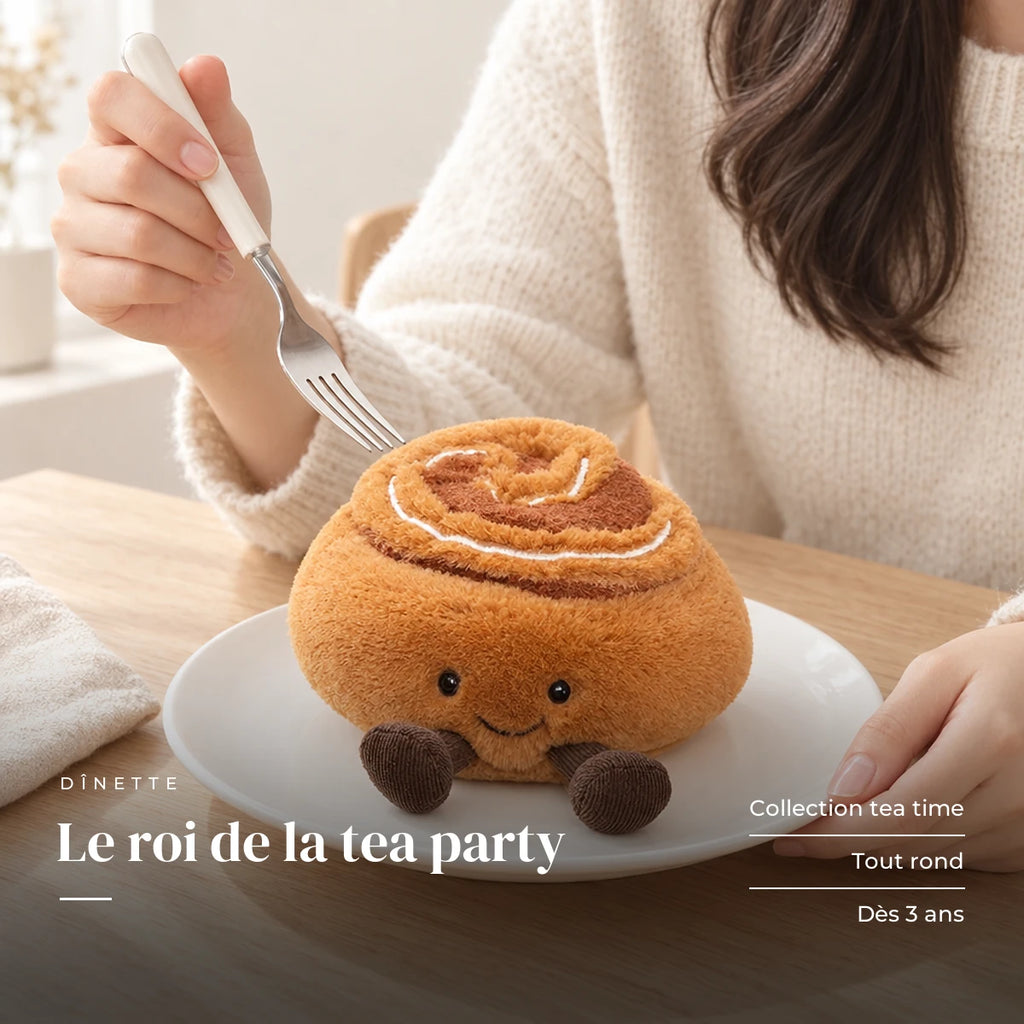 Peluche tea time kawaii cinnamon roll dans une assiette sur une table en bois. Le roi de la tea party : collection tea time, tout rond, dès 3 ans