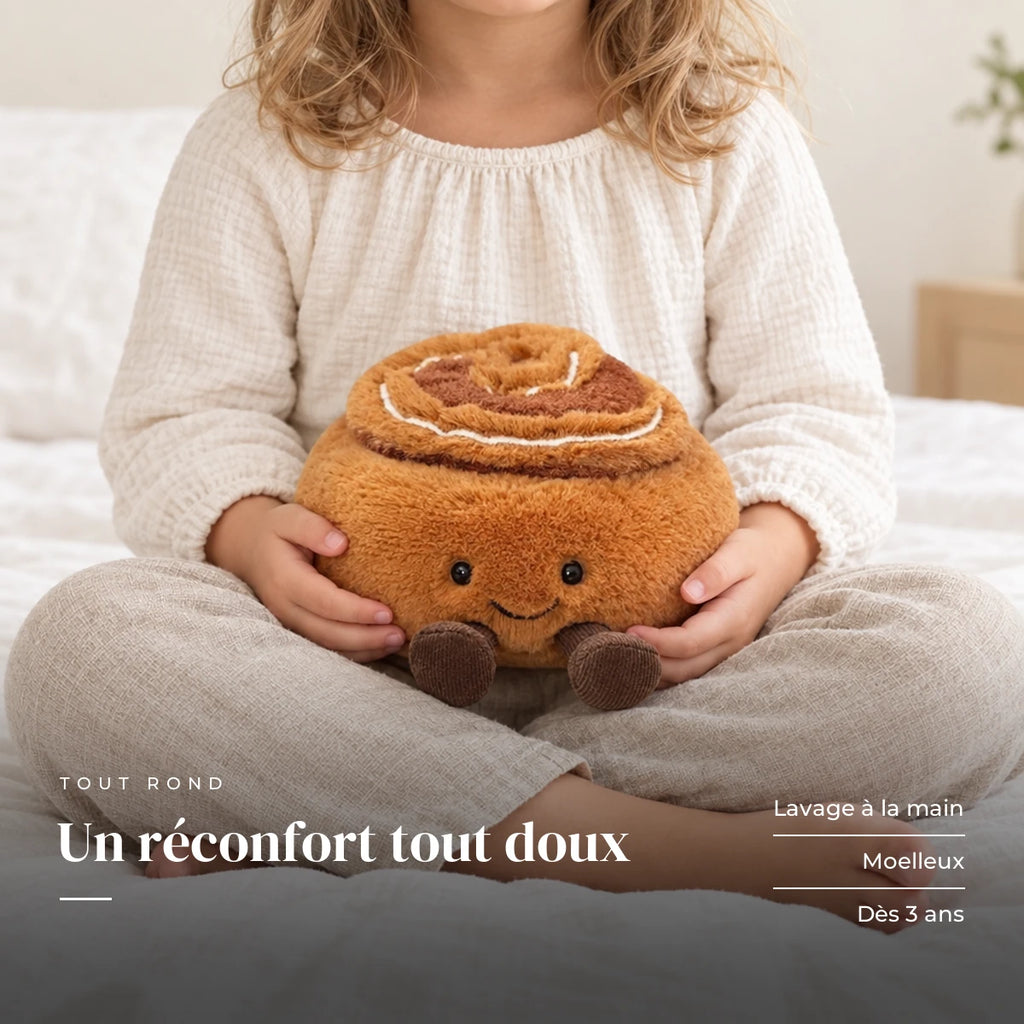 Peluche tea time kawaii cinnamon roll tenue par un enfant pour montrer sa taille réelle. Un réconfort tout doux : lavage à la main, moelleux, dès 3 ans