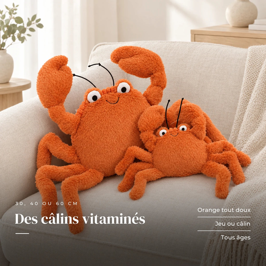 Peluche crabe tout doux installée sur un canapé en lin. Des câlins vitaminés : orange tout doux, jeu ou câlin, tous âges